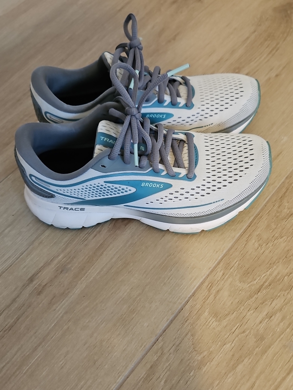 Brooks Women's White and Teal Trace Running Shoes